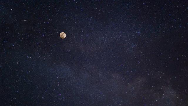 Which statement explains why the Moon does not produce its own light?