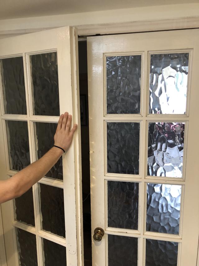 The sound made by a squeaky door does not have a pitch.