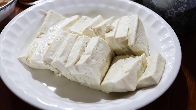 What are some of the benefits of replacing red meat with other proteins?