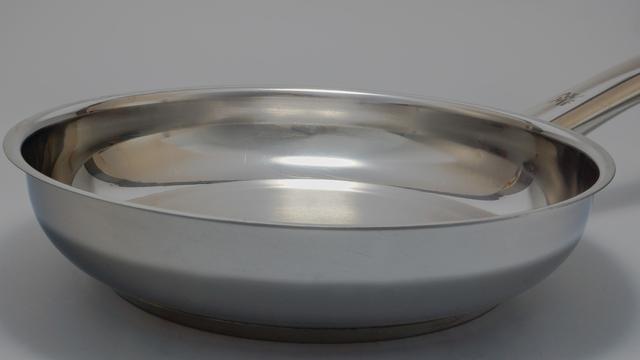 Why is copper a good choice for the base of a frying pan?