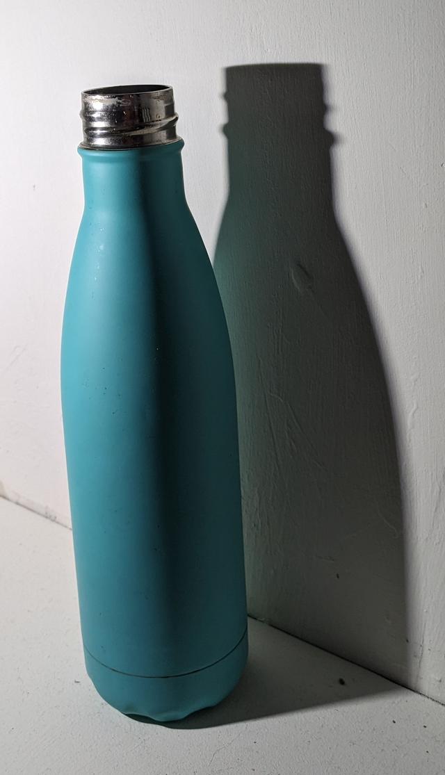Objects made of which kind of material make the darkest shadows?