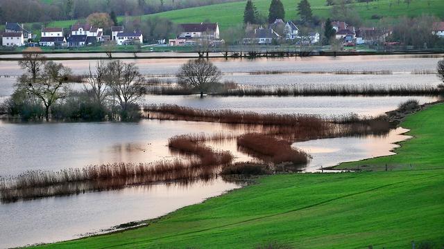 Why does warm air cause flooding?