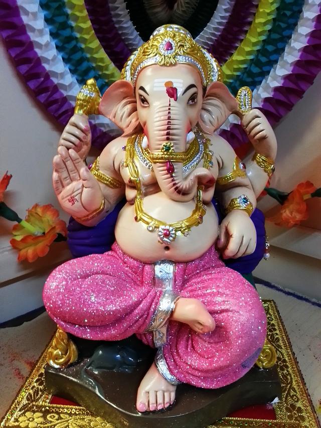 Which deity does the murti pictured represent?