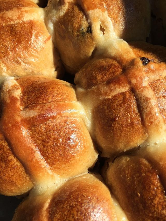 <span class="blank">______</span> are traditionally eaten around Easter time.