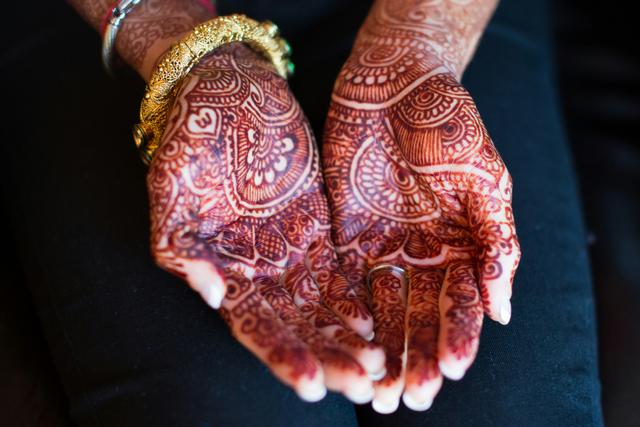Which description best describes the qualities of henna pattern design?